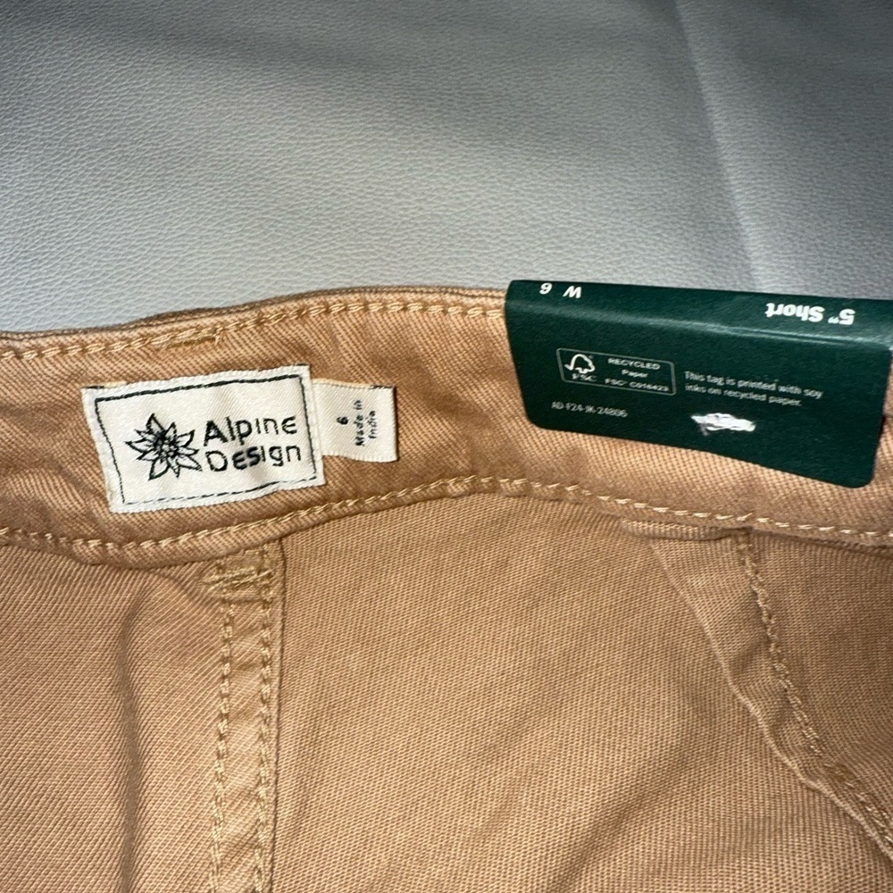 Alpine Design Tan Women's Cargo Shorts NWT Size 6 - Picture 8 of 10